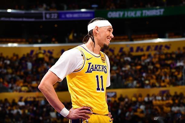 这场也能看到，海斯和艾顿，还真不是一个级别的中锋。海斯常规赛打得风生水起，后半段