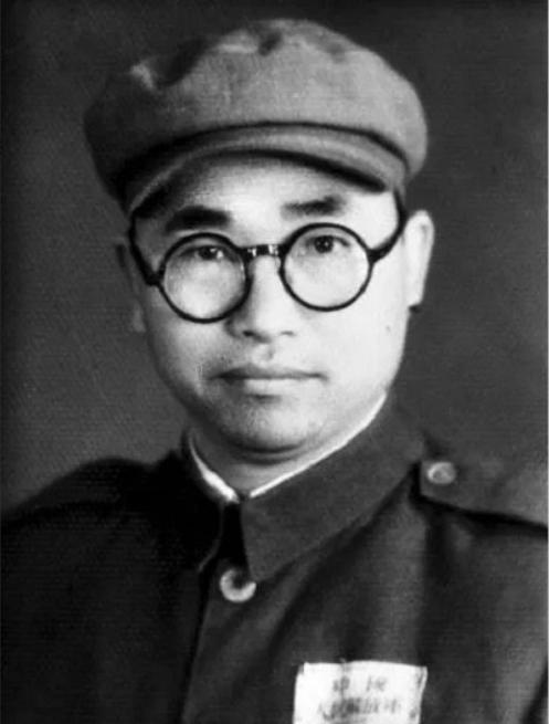 1939年，八路军炮兵团长左叶盛怒之下，突然对着特派员开枪，事后被押到延安受审，