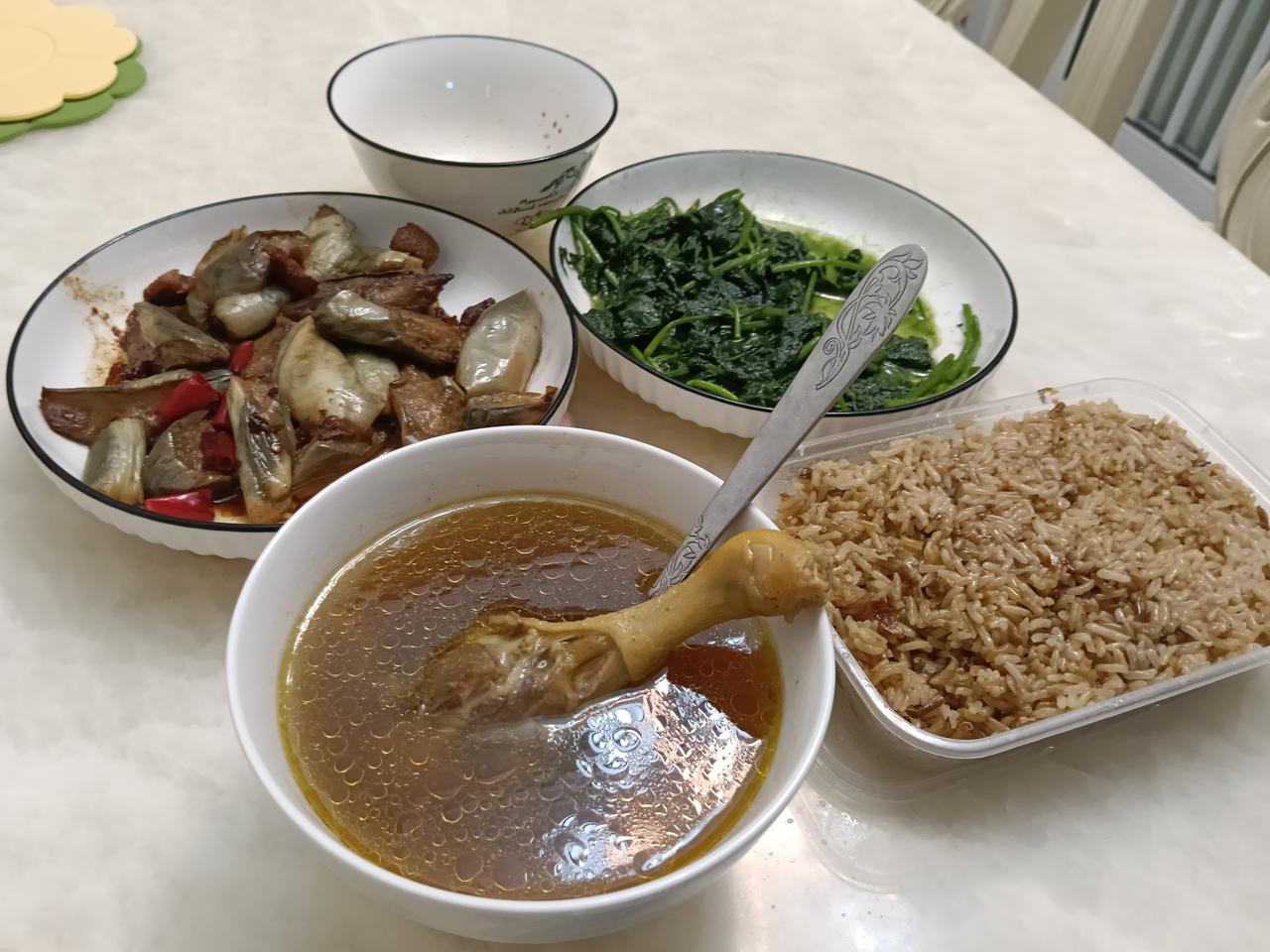 丰盛的晚餐，有肉有菜有汤有饭，简单又一餐。