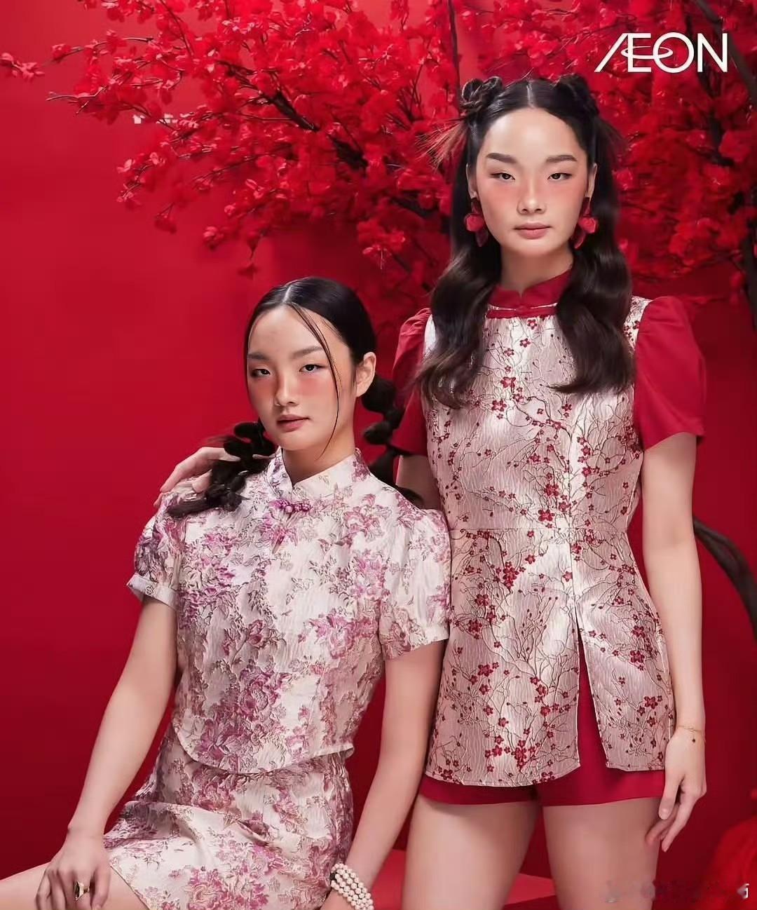 日本永旺超市（AEON）春节海报。死气沉沉，两眼无神。画的眼睛细长，脸上和长了雀