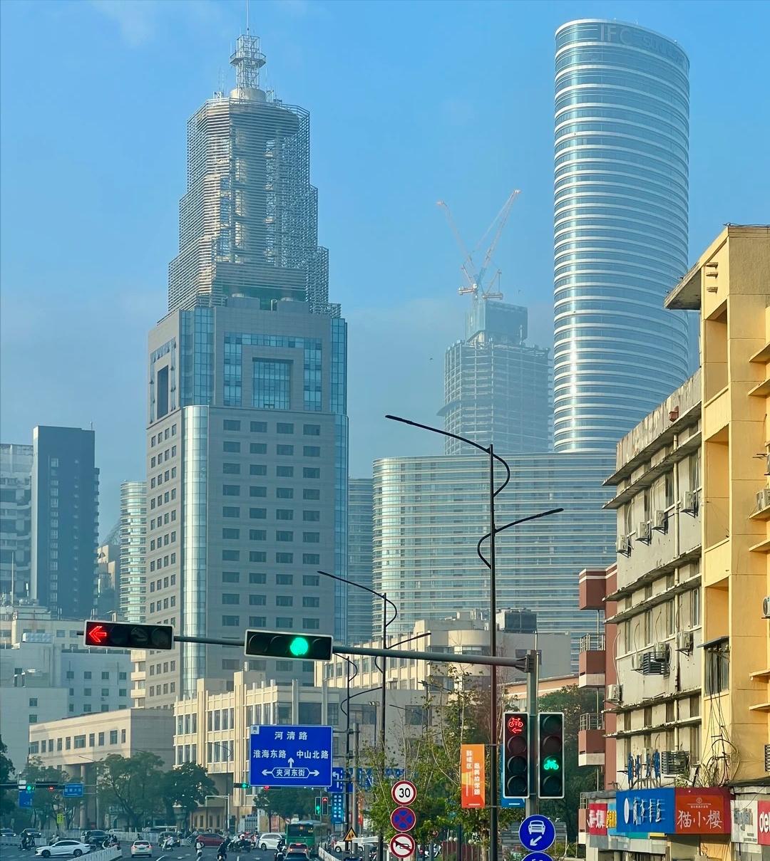 徐州曾作为特别市做过一轮建设，但那时候的规划尺度搁今天看，别说徐州连上海外滩背后
