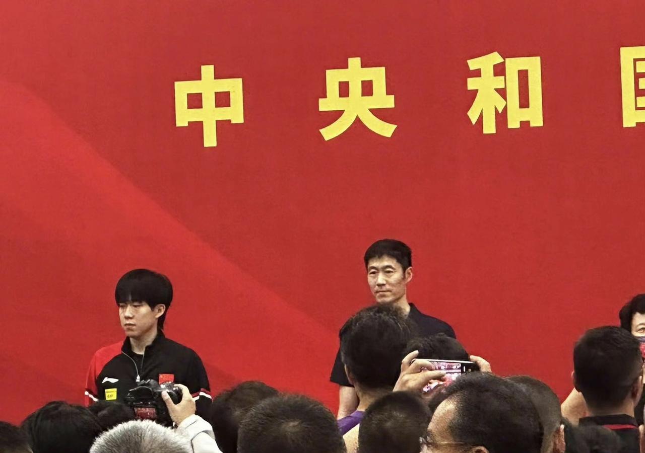 明明是王励勤带领国乒出席了开幕式，没想到孙颖莎和王楚钦都挨个坐在了领导身边，而王