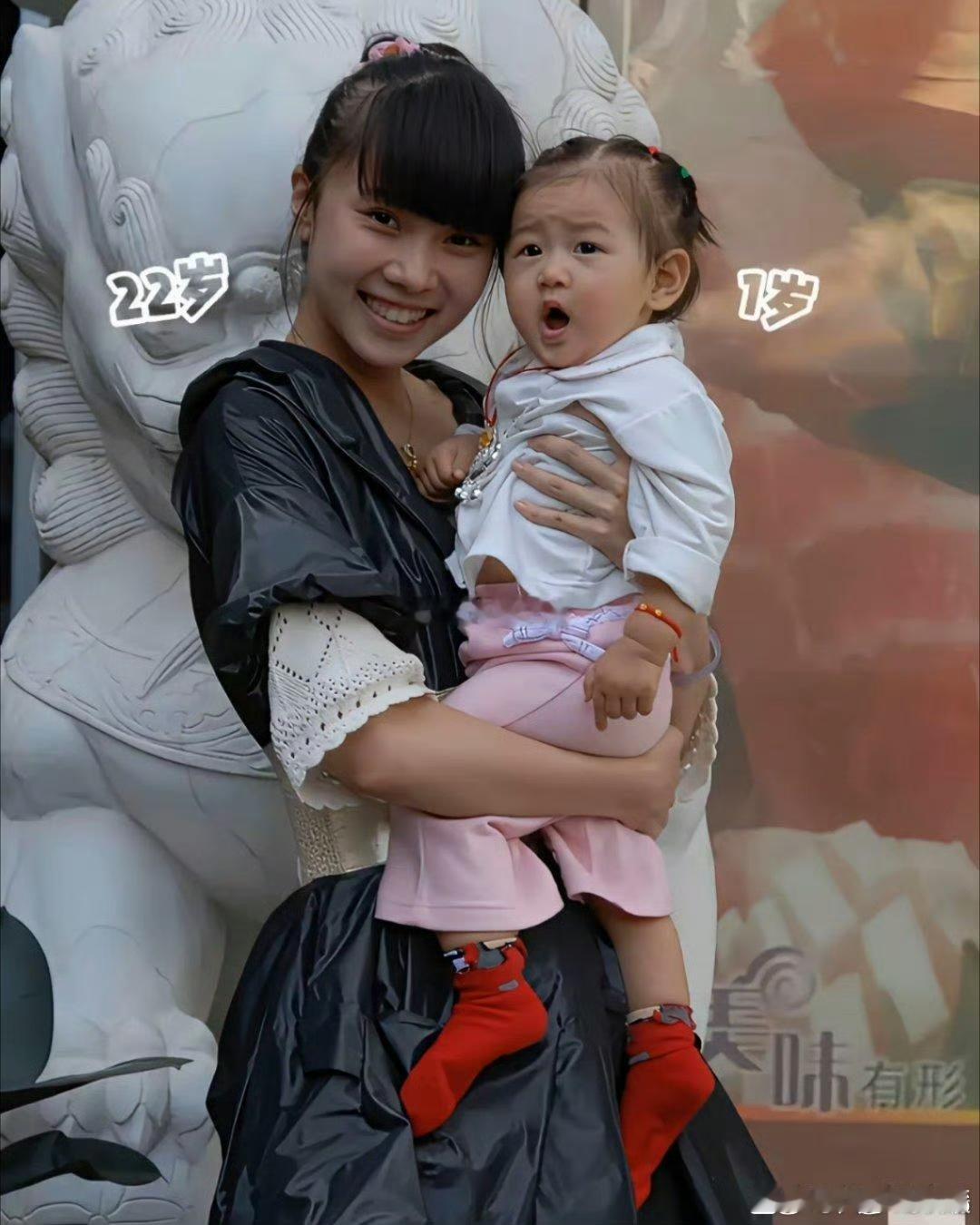 母女看起来都好年轻，几乎像姐妹啊。果然生孩子生的早还是有好处的，美女们生娃要趁早