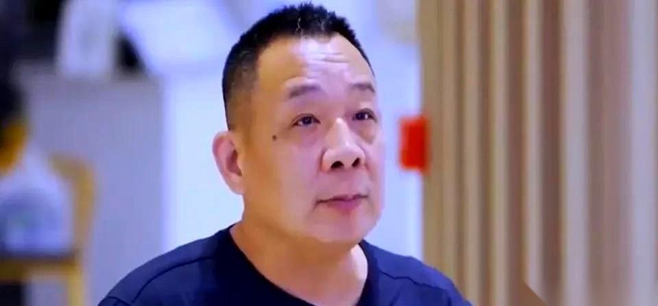 于东来直播间，连上一个35岁的男人。男人声音发闷，说自己一身外债，快活不下去了