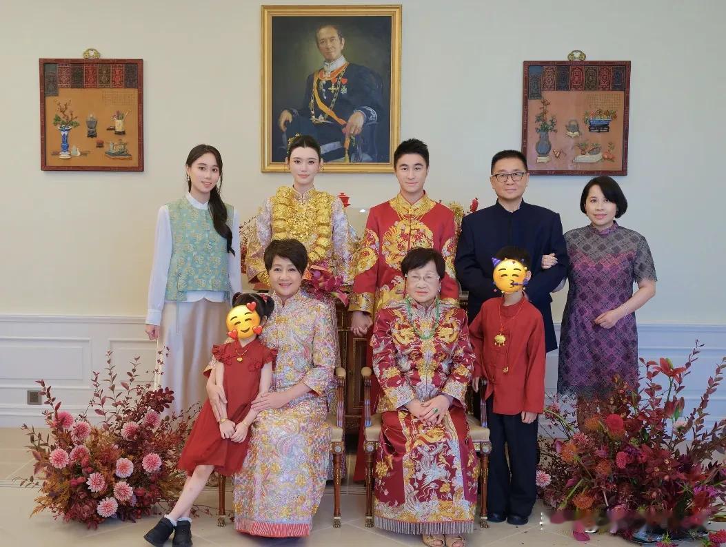 奚梦瑶何猷君澳门婚礼答谢宴全家福！奚梦瑶身穿顶级褂皇，脖子和手上挂满龙凤镯，端