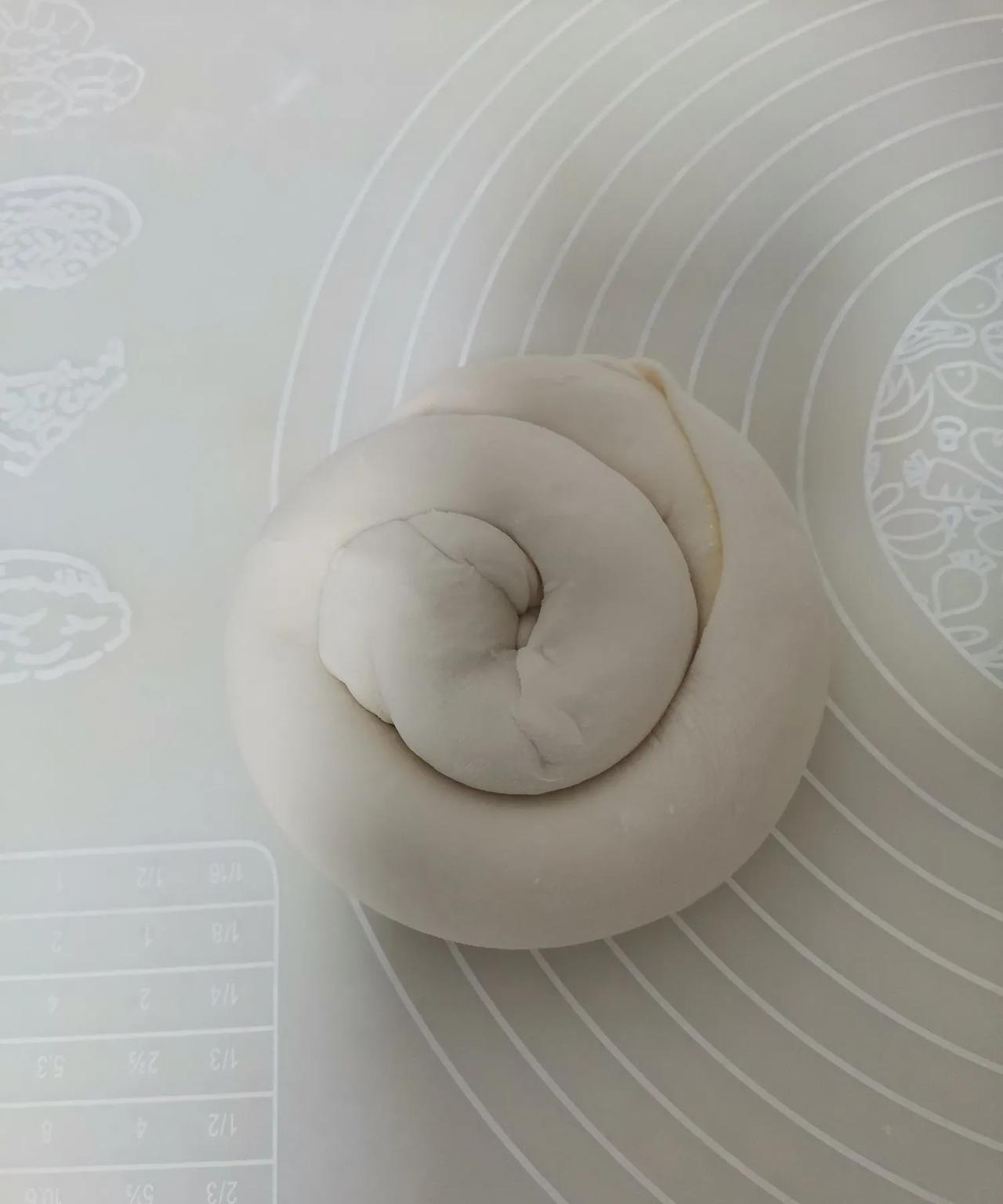 儿媳妇要跟我学烙饼，她问我难不难，我告诉她，烙饼最简单了，要是多和出点面放冰箱里