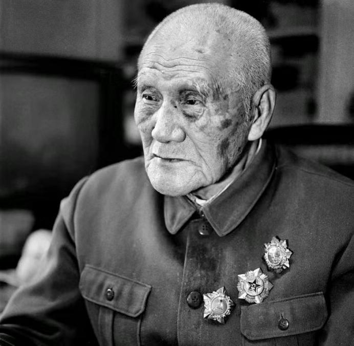 1940年秋天，毛主席去食堂时，突然一个人拎着木棍朝毛主席后脑勺砸去，千钧一发之