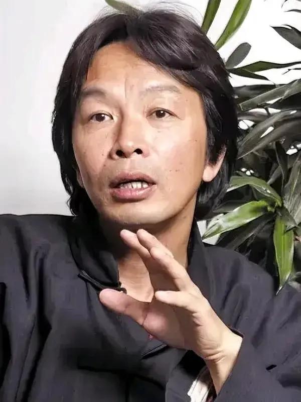 刘震云说：“别把亲戚看得太重，亲戚关系，其实都很庸俗，爷强则姑亲，父强则叔亲，母