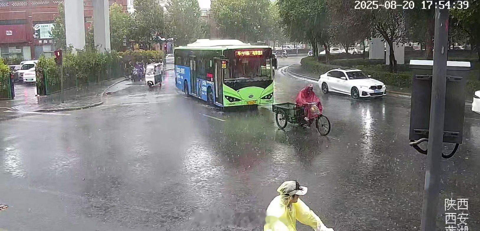 【西安同城不同雨】西安的雨果然是各下各的8月20日下午，西安出现同城不同雨的情