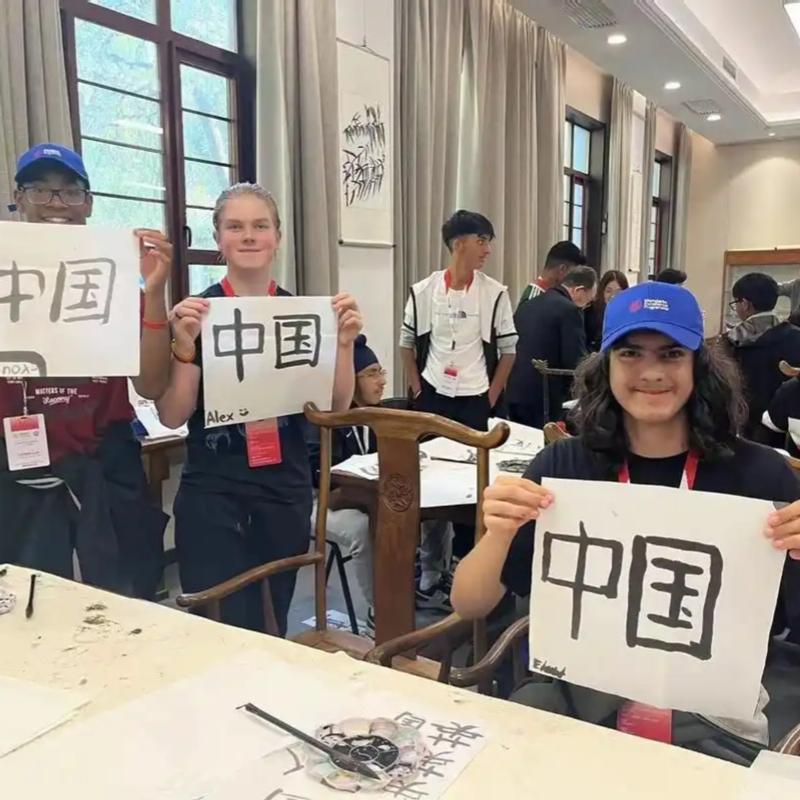 外网彻底刷屏！几十万老外争相模仿中国人日常海外短视频平台彻底火了，数十万外