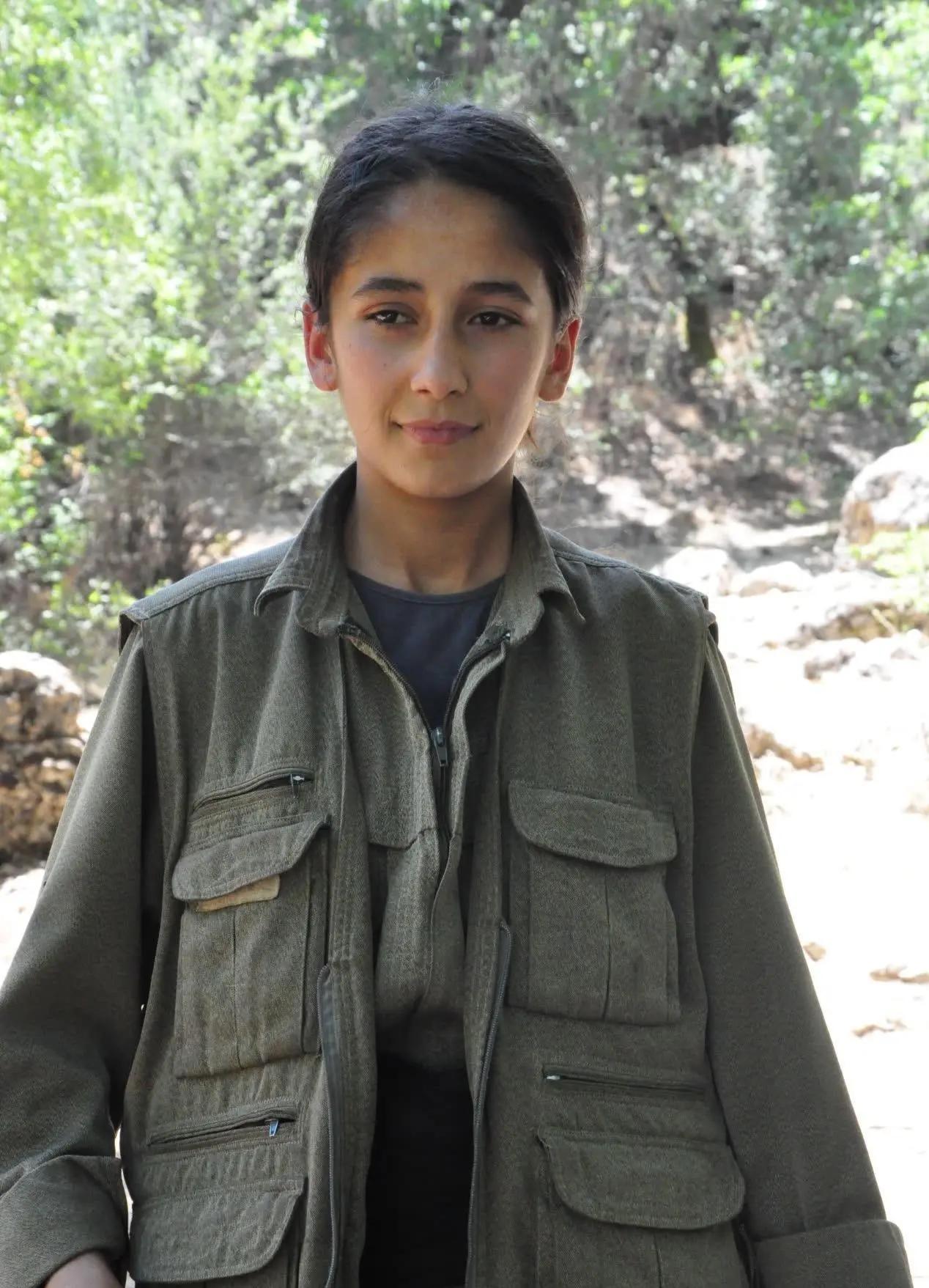 很多人都说耳朵垂大有福气。看看这个姑娘耳朵垂大不大？这个姑娘的耳朵垂又大又圆。