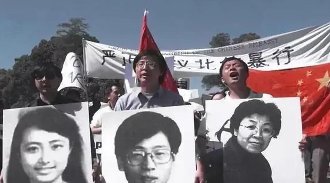 1999年美国轰炸我国大使馆，10年后一对夫妇在美遭遇枪击，丈夫当场身亡。媒体深