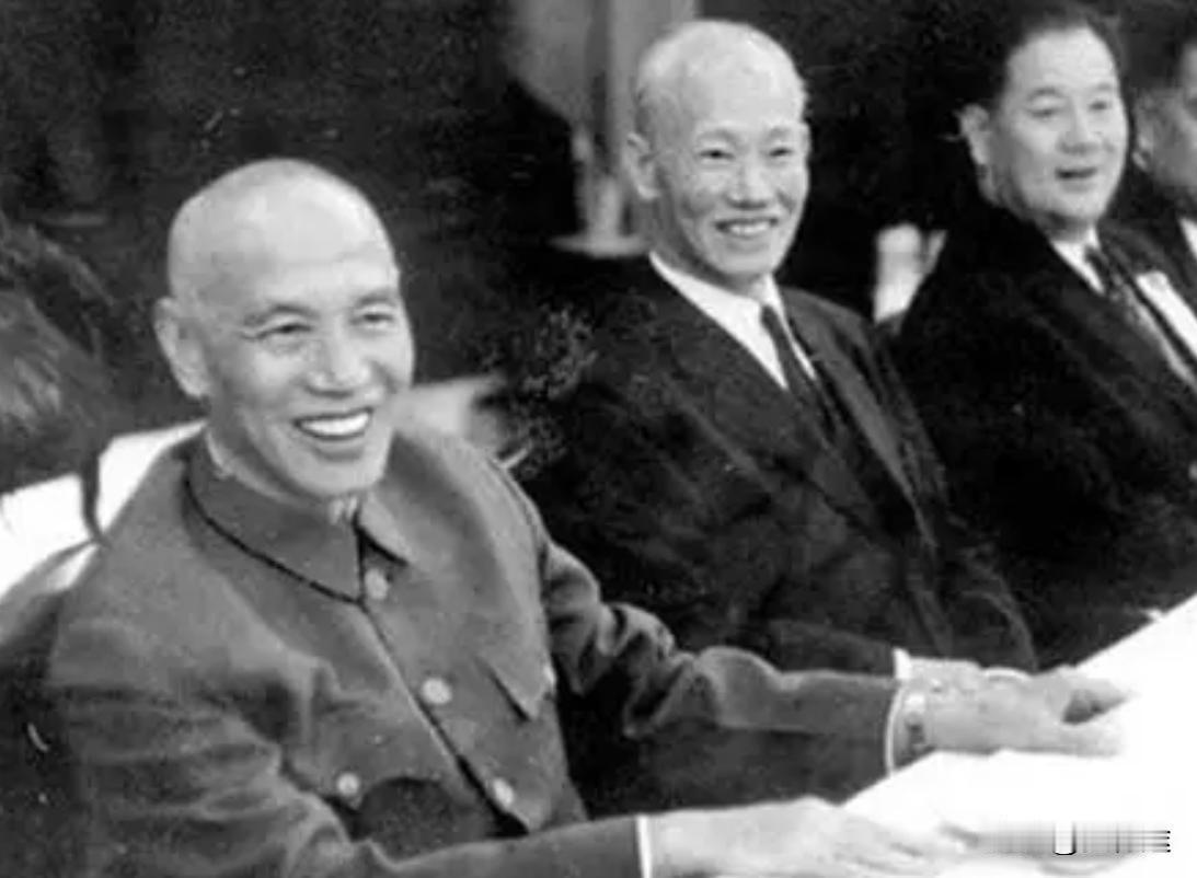 关于陈诚对蒋介石的忠诚，国民党高层曾流传一个政治笑话——有一天，蒋介石为考察部下