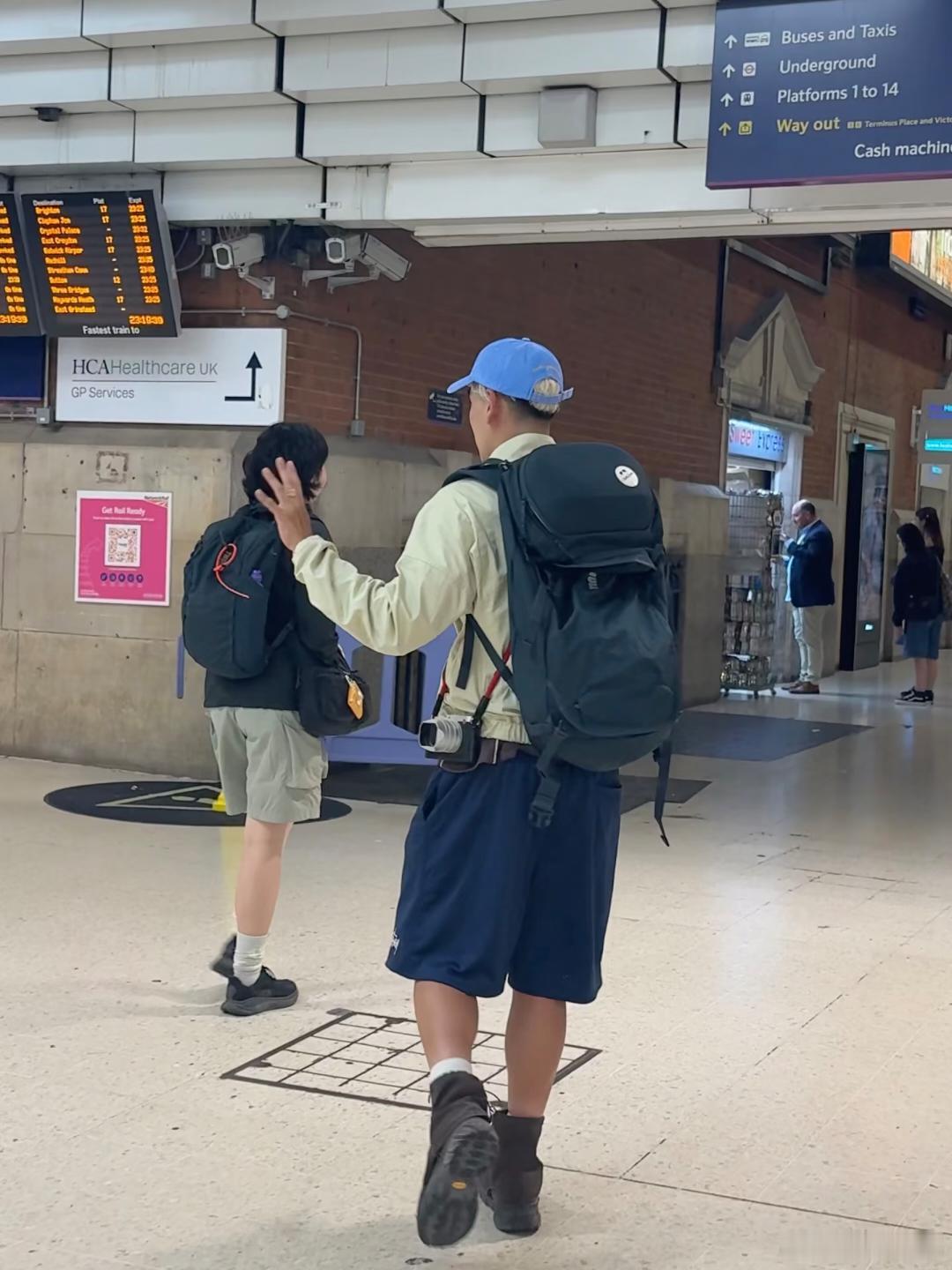 伦敦火车站偶遇彭于晏彭于晏刷到博主伦敦偶遇彭于晏，我直接酸成柠檬精金发彭于晏也太