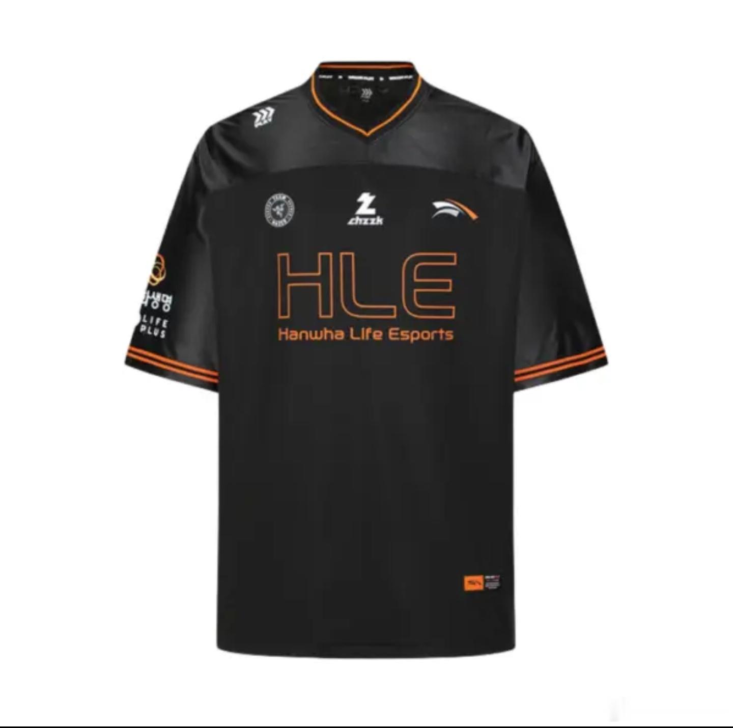 HLE世界赛队服黑橙配色永远的神！HLE这套世界赛队服，黑色外套沉稳利落，橙色