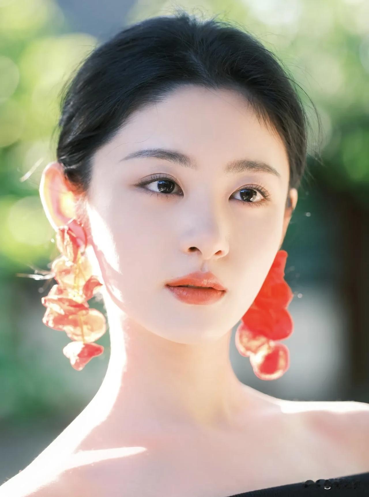 看过五福的综艺，因此可以从综艺里能感觉出来，赵晴的性格挺好的，她和大家相处起来