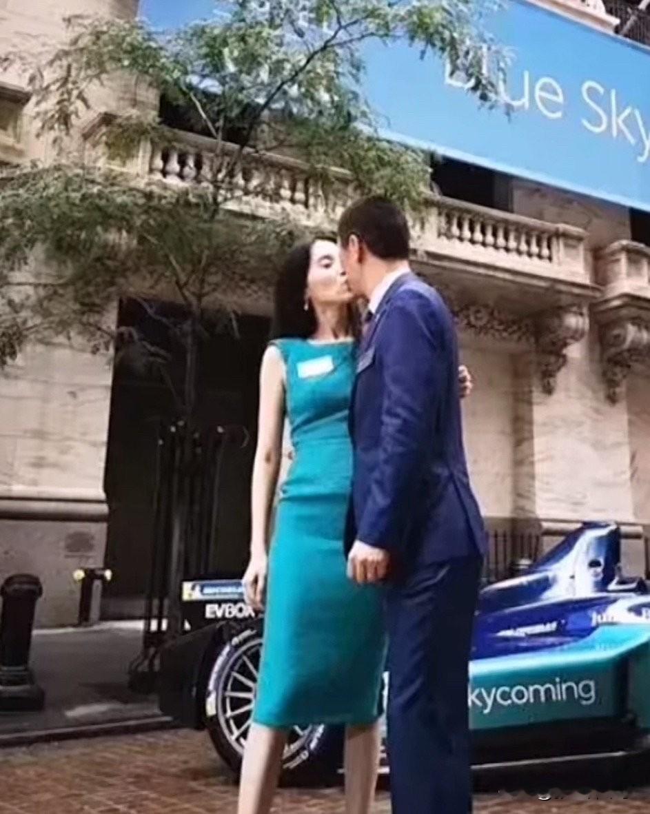 蔚来创始人李斌与妻子王屹芝赴美时期留影，纽约纽交所门外，身后是蔚来赛车，王屹芝应该是车企最美老板娘了