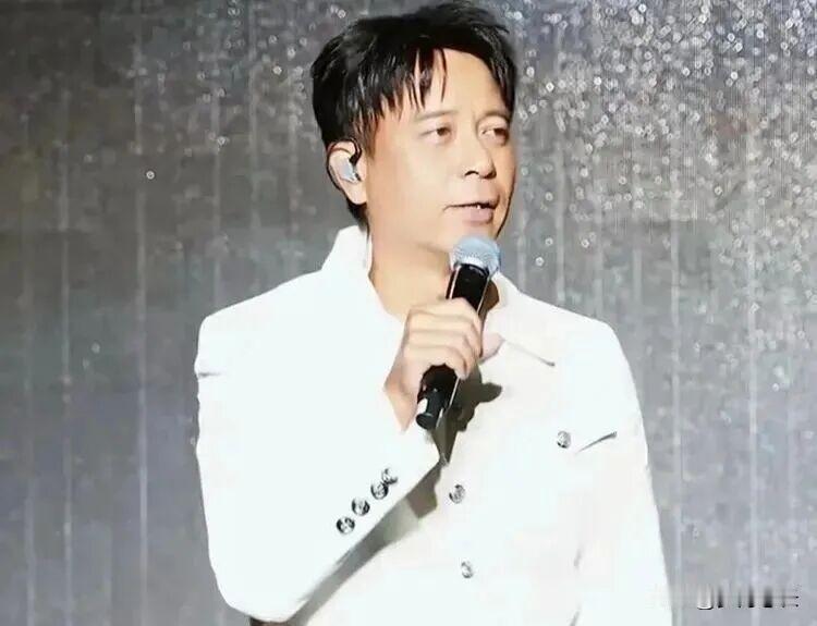 要不是李克勤这场意外，我都不知道拼盘演唱会容错率能低成这样。个人巡演提前三五