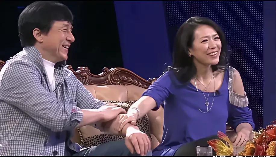 章子怡对成龙大哥的崇拜和敬意真是无所不在，和主持人谈话期间她的手一直在大哥的手臂