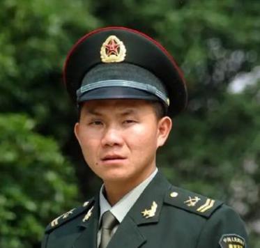 2007年，一位军人在部队接受领导检查工作时，领导突然发现这位士兵的额头上有一块