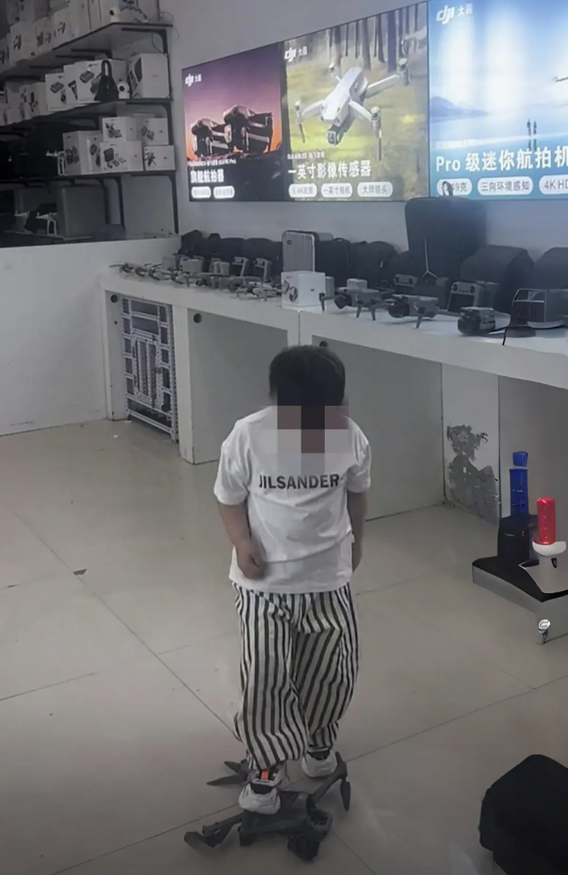 商场，无人机专卖柜台，这小子一下子就冲了进来，伸手就抓。店员刚一阻拦，他立马就发