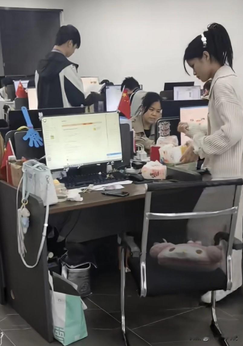 我们公司的考勤管理是这样规定的：每个月有三次10分钟以内的迟到不予处罚；超过三次