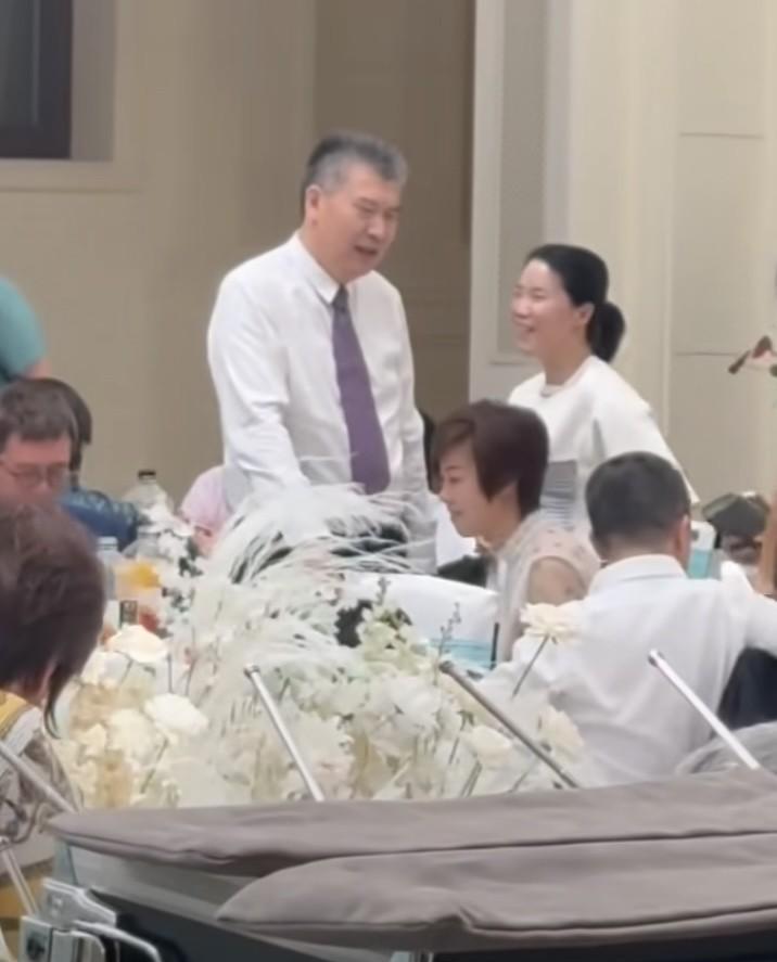 王楠当着李隼掏金链子[捂脸哭][捂脸哭]真不愧是富婆，那么粗一条金项链，王楠不由分