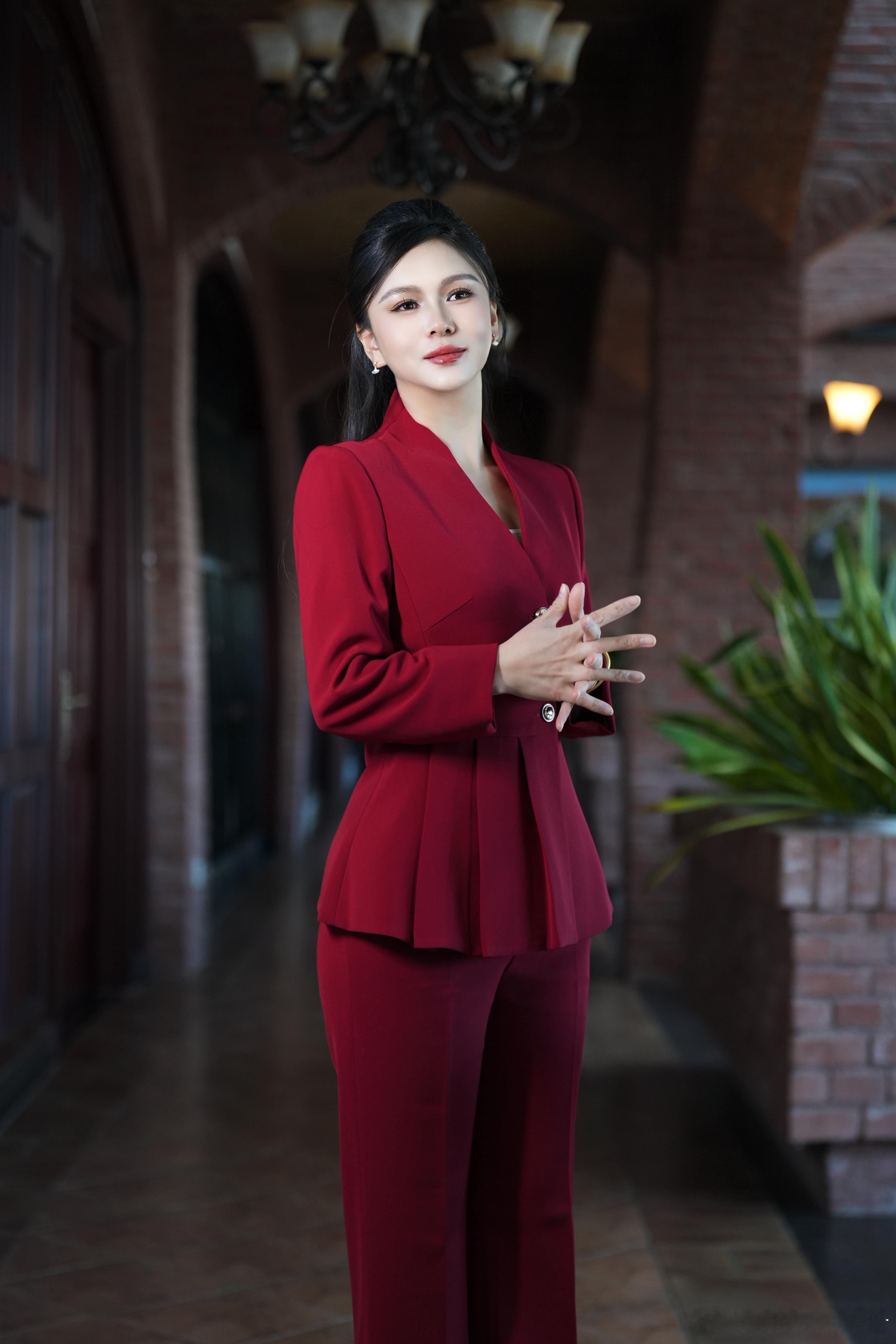 主持人刘美希红色战袍肿么样主持人刘美希的美丽图鉴