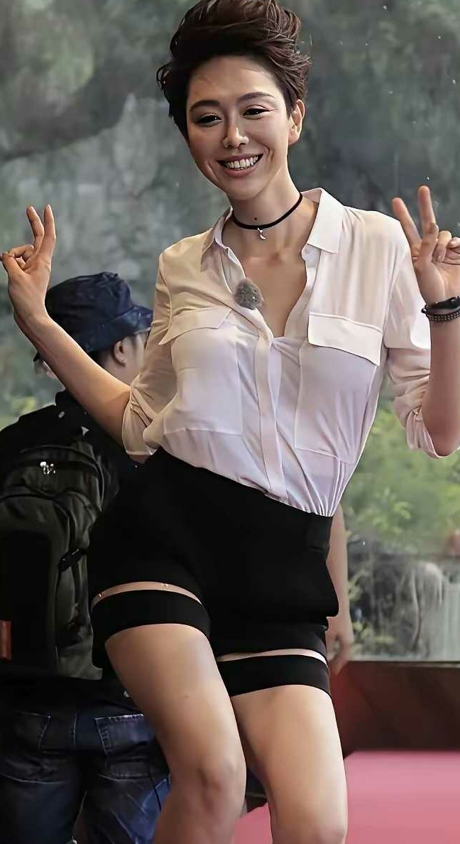 姜妍在真人秀里那身材简直了！看着就让人忍不住赞叹，不服不行啊