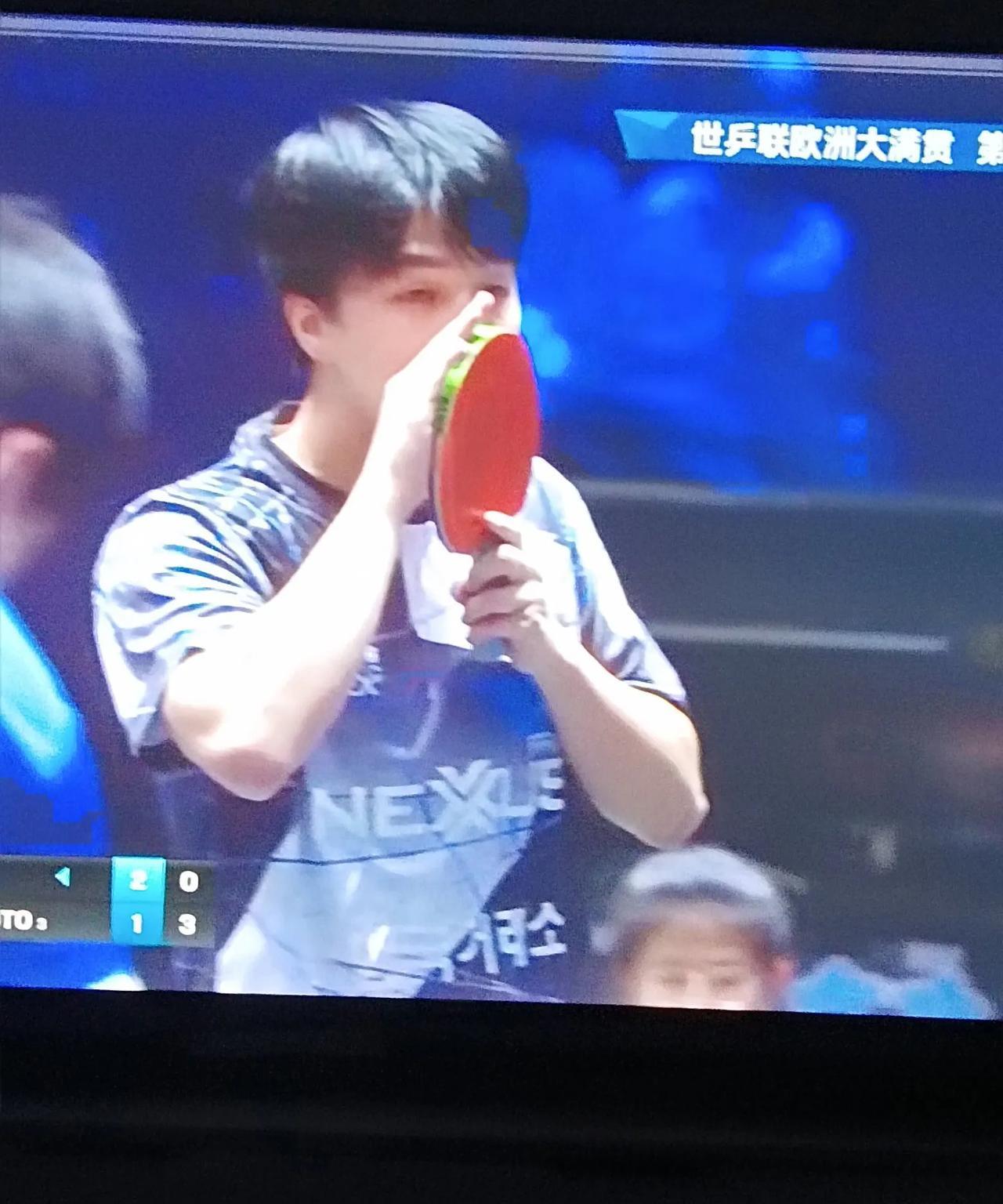 绝对爆冷：安宰贤3:2淘汰张本，晋级8强。第一局，安宰贤11:8取得胜利。第