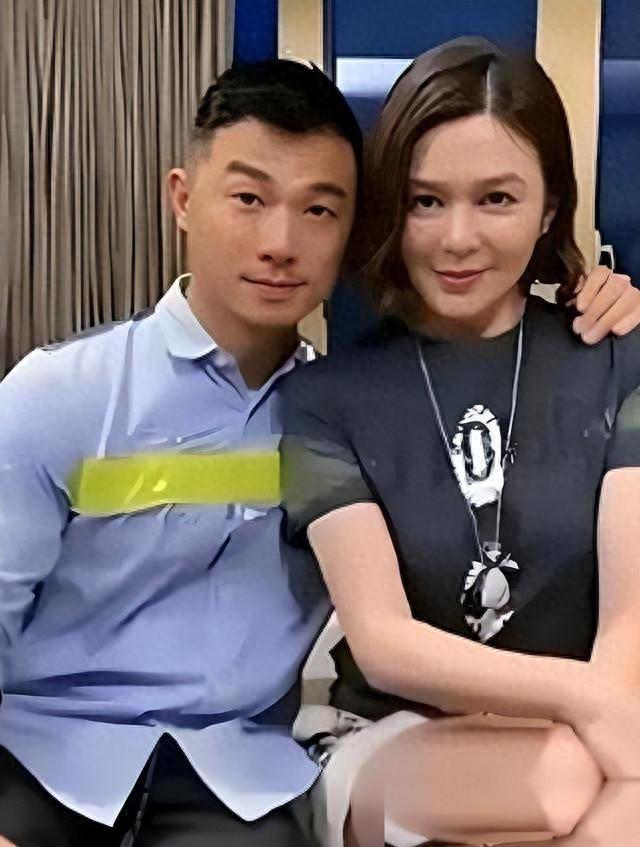 炸了！63岁关之琳恋27岁小鲜肉，差35岁居然敢官宣？谁懂啊家人们！63岁关之