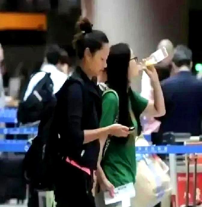 54岁半头白发的瞿颖，把内娱女明星卷冻龄的脸都打肿了。她在清迈住带泳池的千