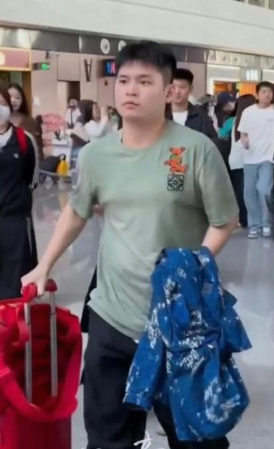林诗栋全身上下近4万奢牌，却被错认衣服褪色
