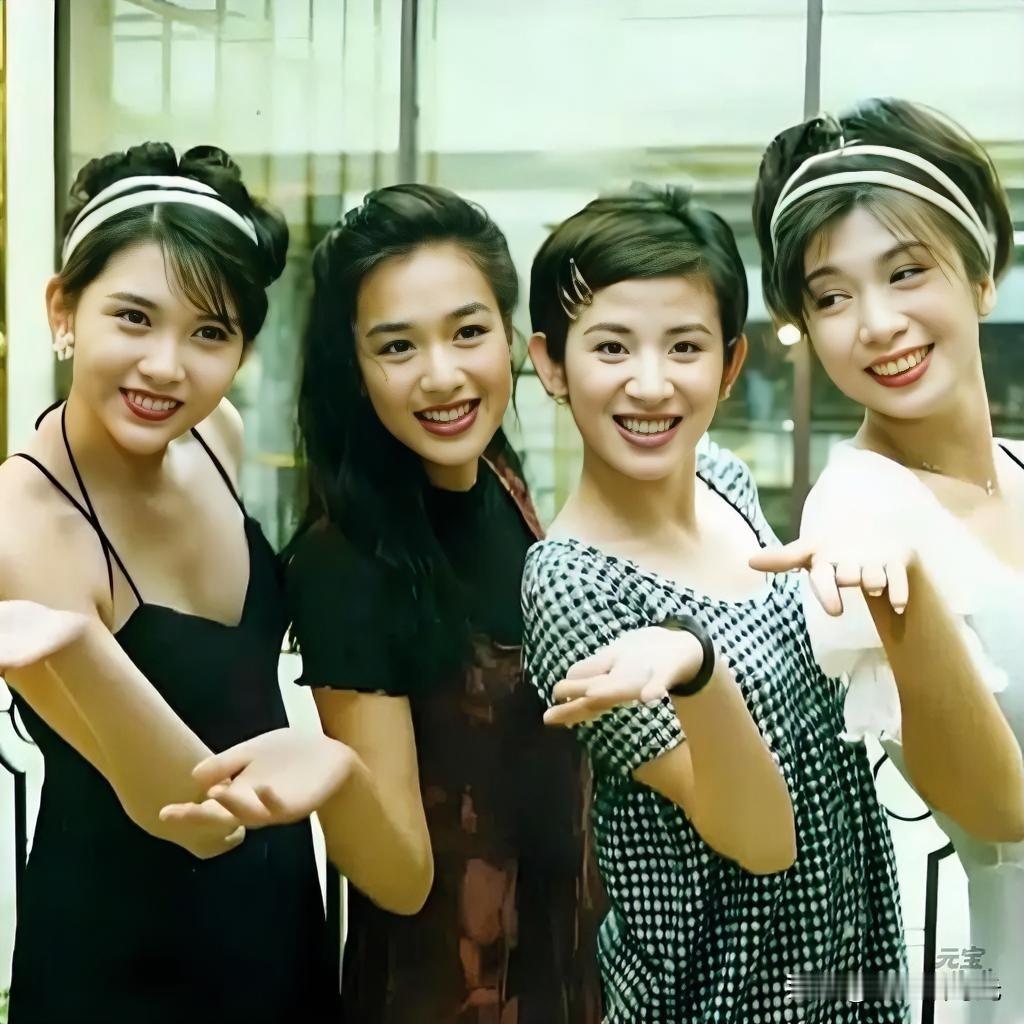 怪不得吴君如一开始想走美女路线，也有信心能演好美女。看这张照片，她身边站了三