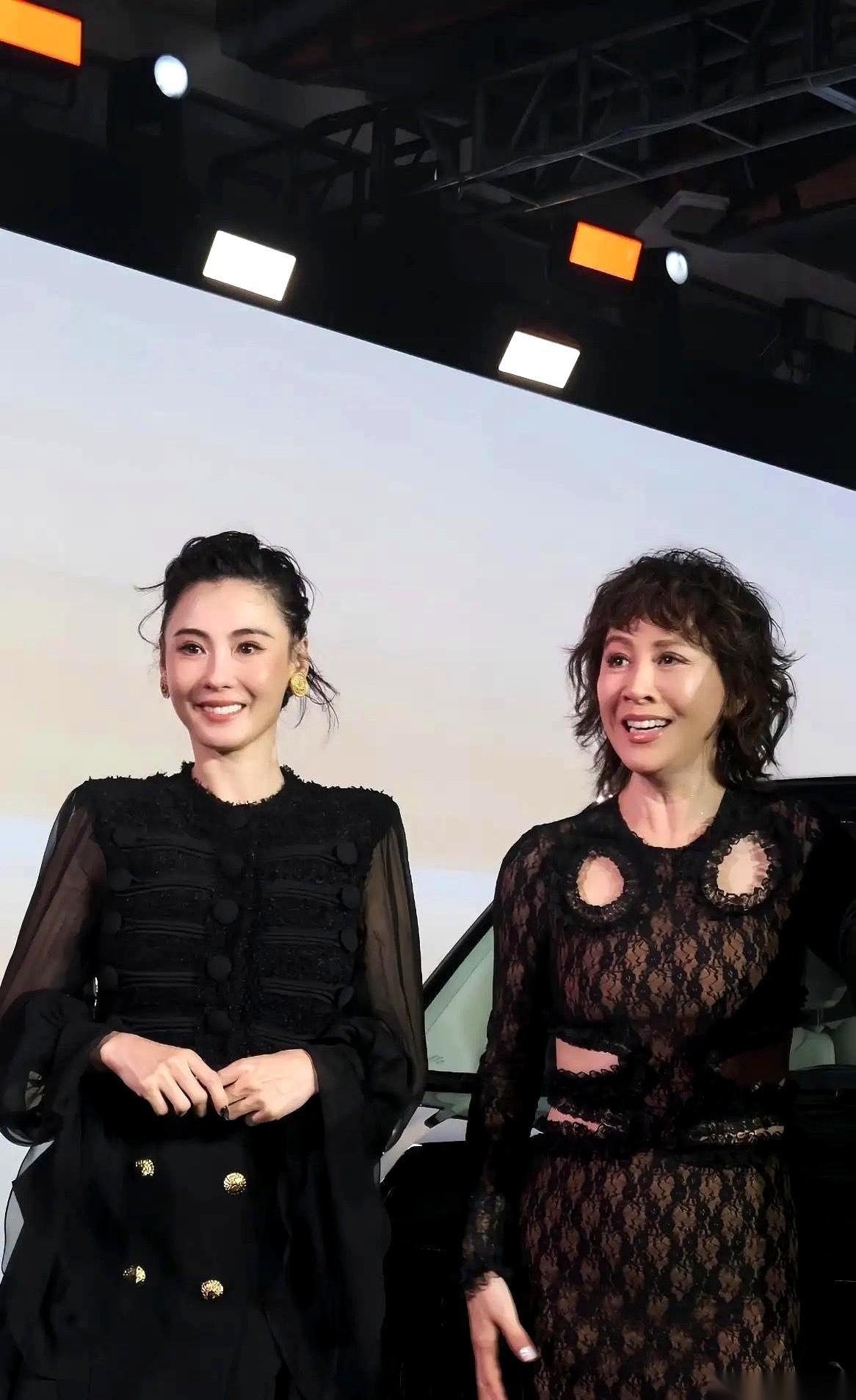 刘嘉玲说，九十年代的张柏芝，就敢当着她的面，眼睛亮晶晶地说：我要生小孩。那会儿