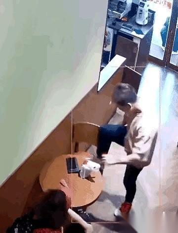 网上看到一段冷饮店的监控，一对男女，刚吃完东西准备走。男的突然停住，扫了一眼桌