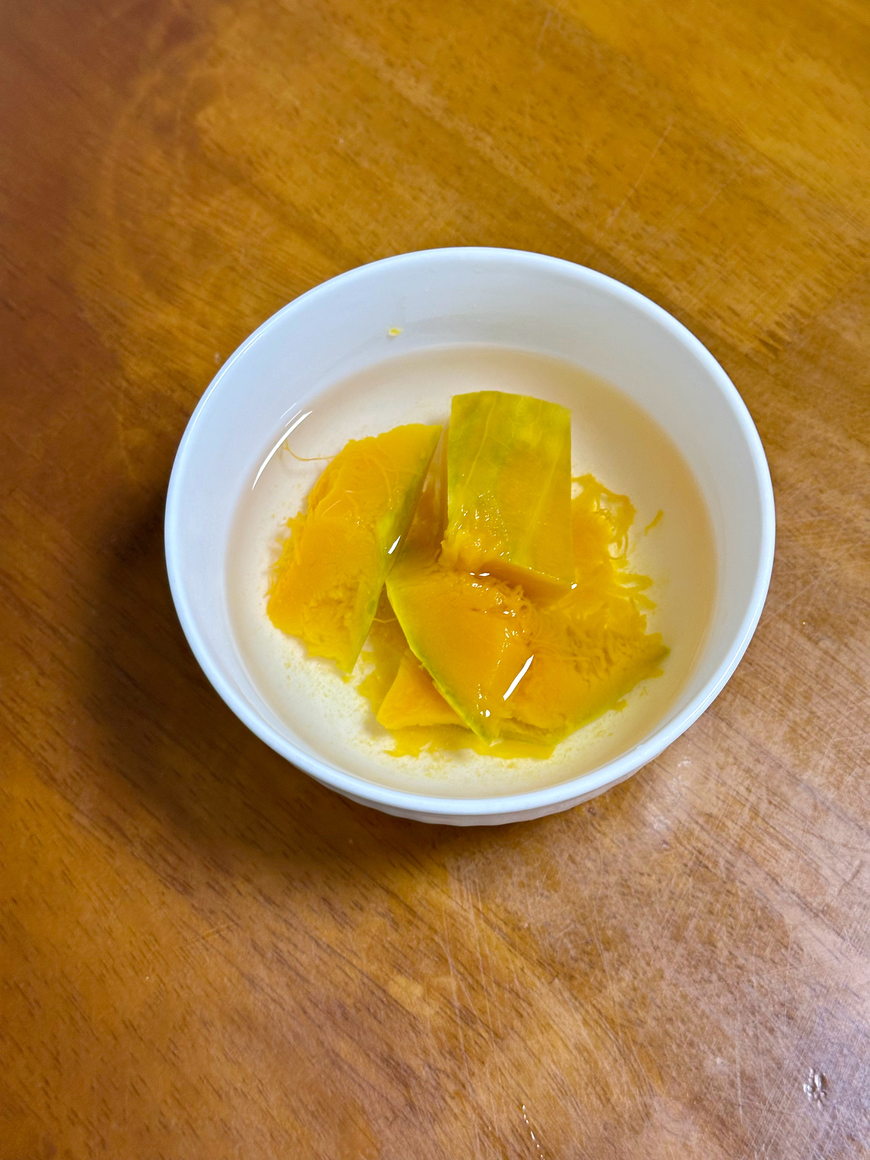 酸菜鱼、黄焖排骨，做两道拿手菜，冰镇番茄和南瓜汤最简单。四十分钟烧一桌菜的速度算