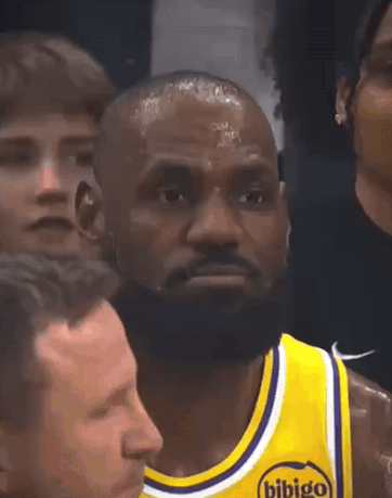 英雄迟暮，重回骑士的詹姆斯泪洒赛场！这一幕不论是否詹姆斯的球迷估计都会为之动容