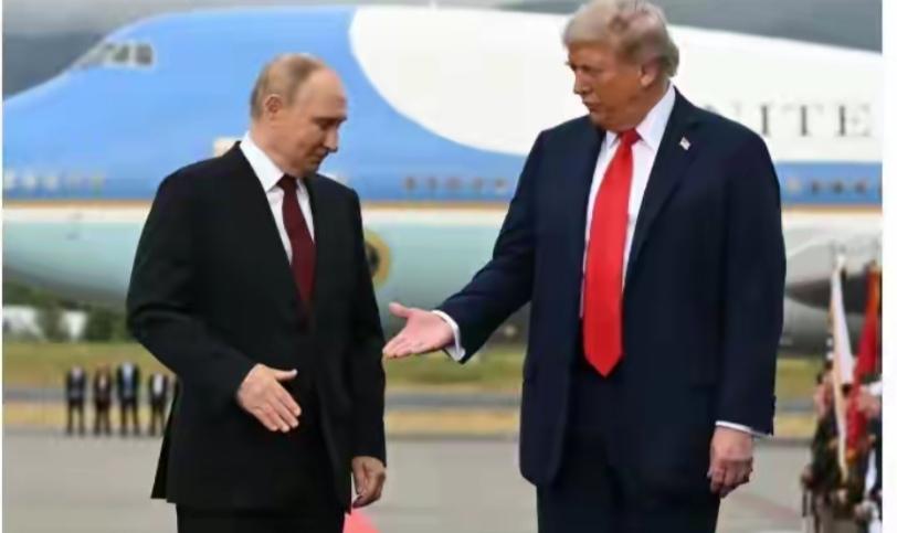 特朗普政府推动的俄乌和平计划及乌克兰内部变动：1. 和平计划修改：特朗普最初提