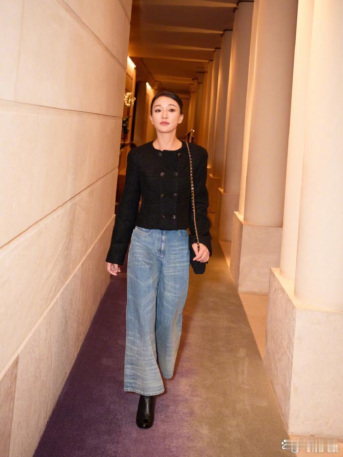 50岁周迅太惊艳，黑色小香风搭阔腿裤，高级洋气气场拉满