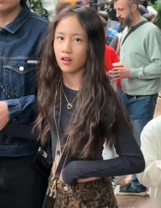 黄磊女儿环球影城被拍！12岁豹纹露脐装当众补妆引热议，这算早熟吗？黄多多放暑假
