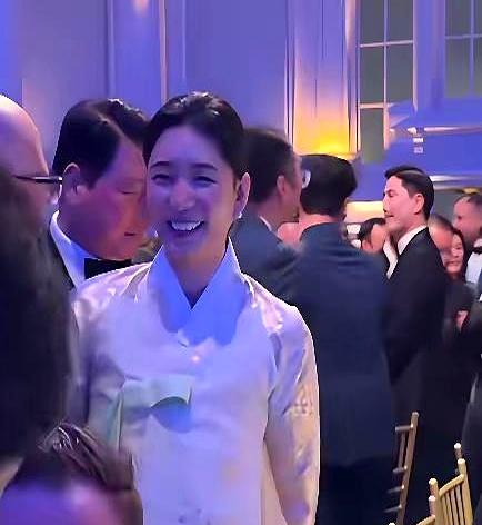 黄仁勋也来了。纽约这场聚会，崔泰源带着金熙英一出现，那排场，三星掌门人领着女儿