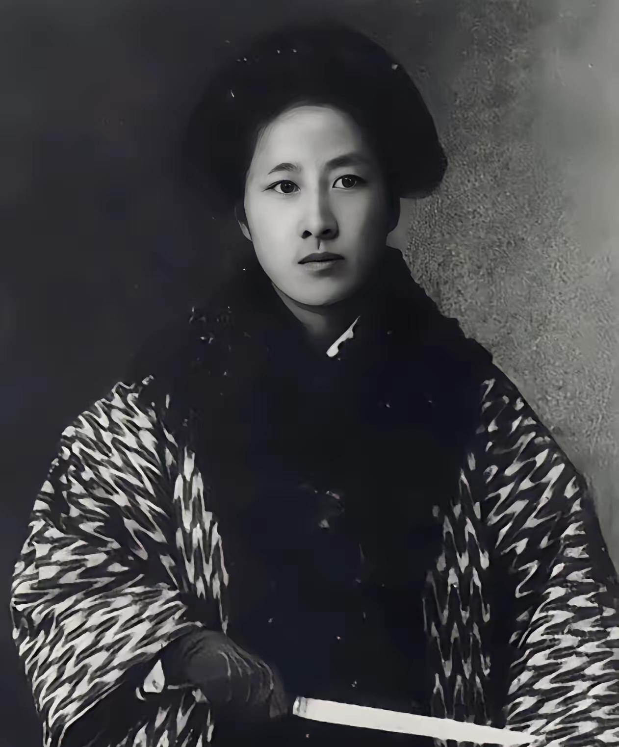 1907年，秋瑾临死前夕，山阴县令对秋瑾说：“我本欲救你一命，但我位卑言轻，无能