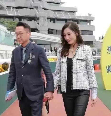 有钱人真好呀，已经60多岁的富豪许晋亨，还能在大街上牵着漂亮老婆李嘉欣的手。虽然