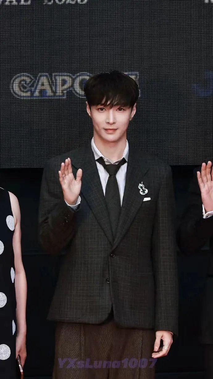 张艺兴参加东京国际电影节走红毯生图状态好好真的好嫩哦​​​