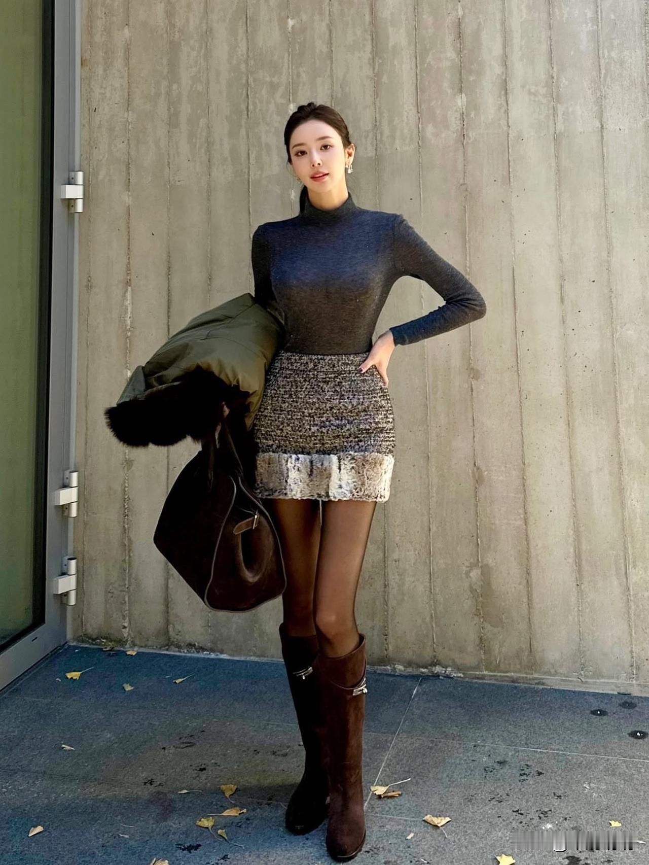 女生怎么穿搭会看上去很优雅为什么女人一到冬天喜欢穿丝袜呢分享时尚潮流街拍