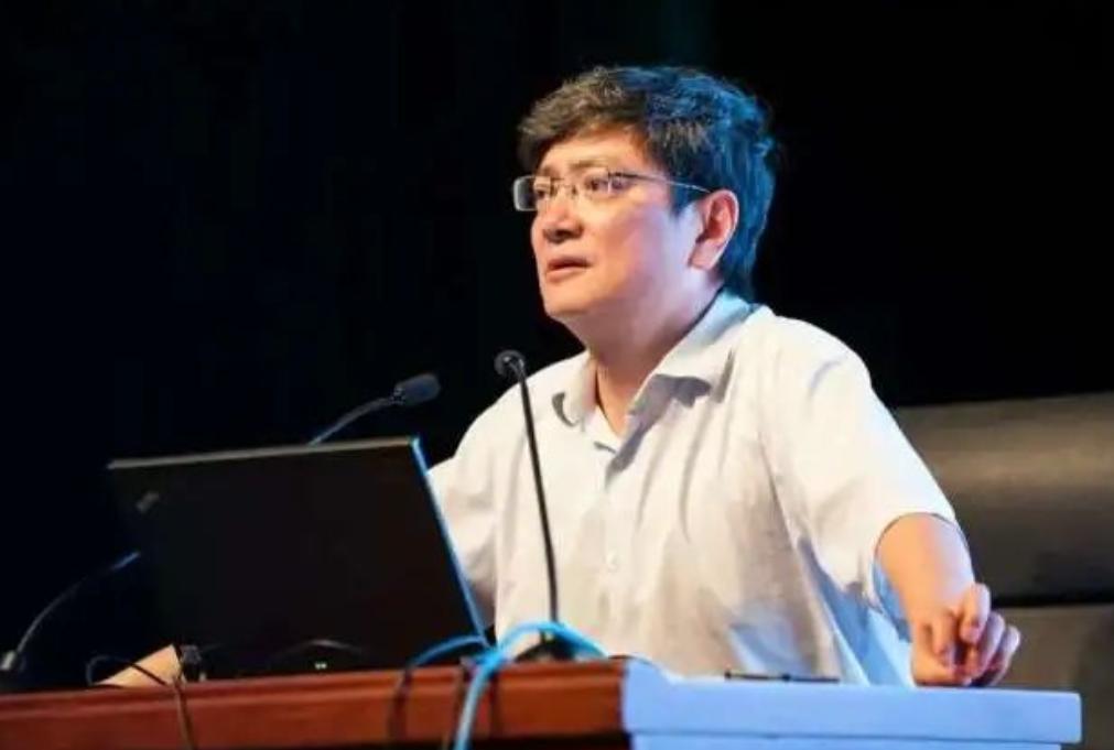 2012年，刚上任贵州大学校长的郑强在校园转了一圈，突然下令把满园老树全砍了，全