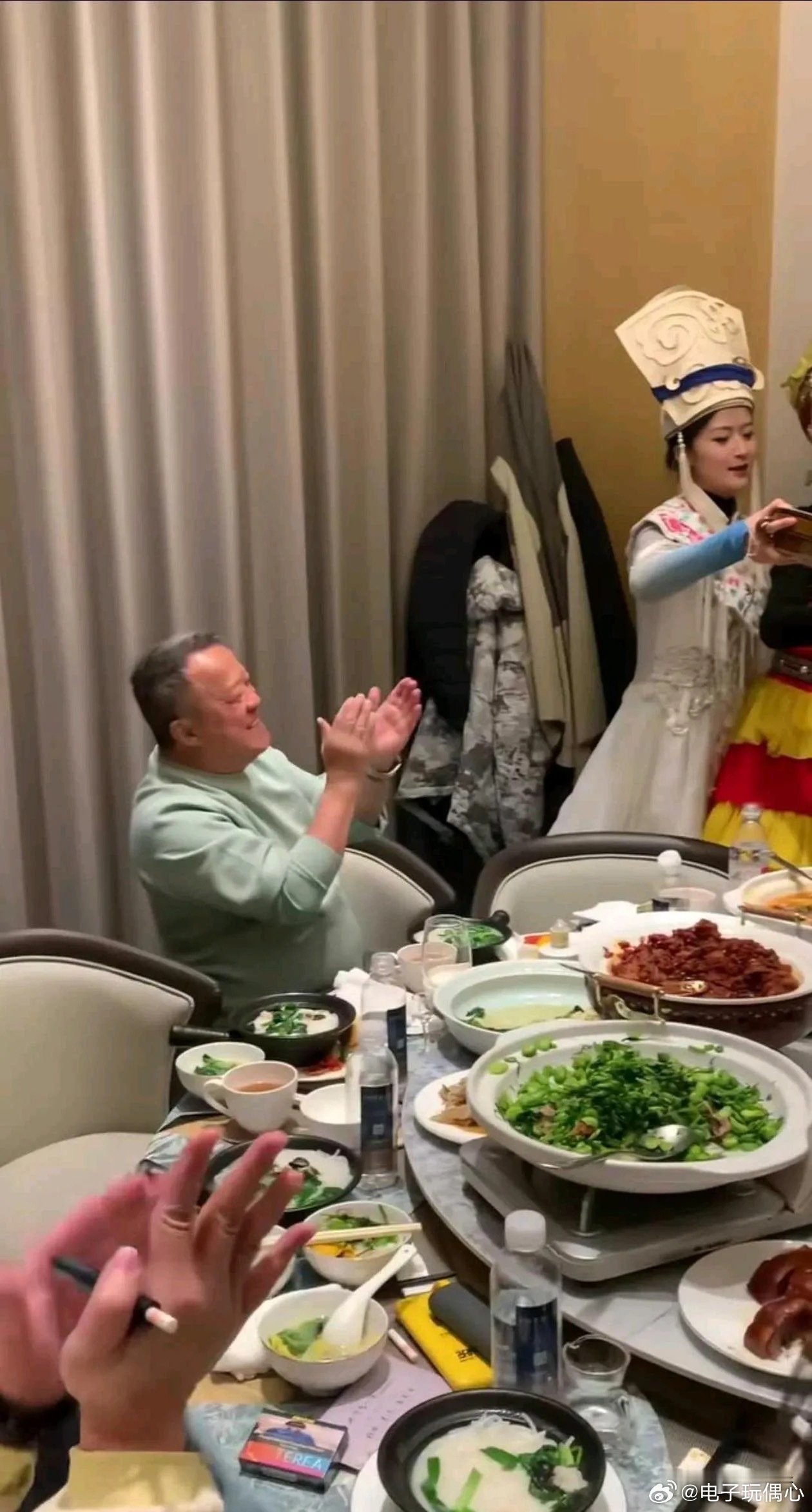 在包间里看见一个熟悉的面孔