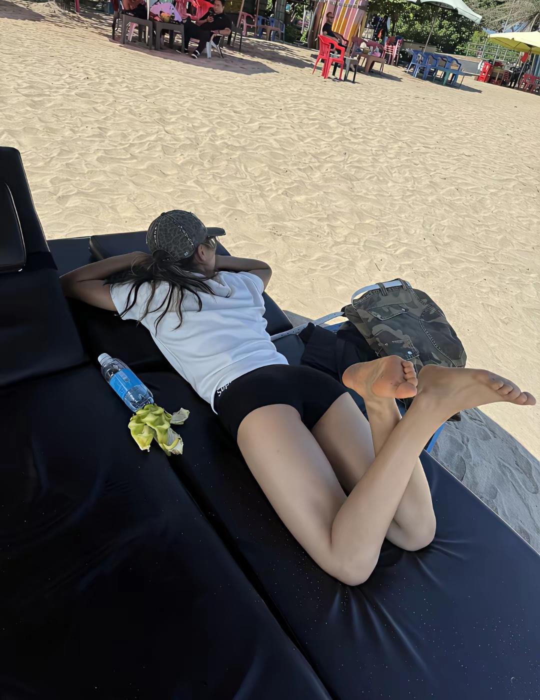 沙滩上悠闲的午后，阳光洒满全身，享受这份宁静与惬意。🏖️🌞💙