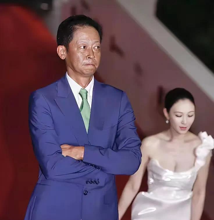 王志文如何做到目不斜视？王志文自从结婚以后，在这个污泥混水的大染缸里从来没有过绯